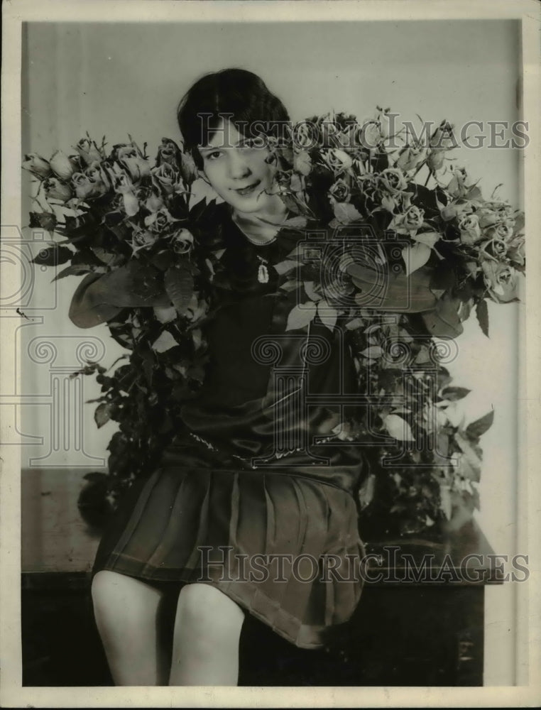 Load image into Gallery viewer, 1929 Press Photo Georgette Lampsie of "Pleasure Bound" &amp; Prize Winning Roses
