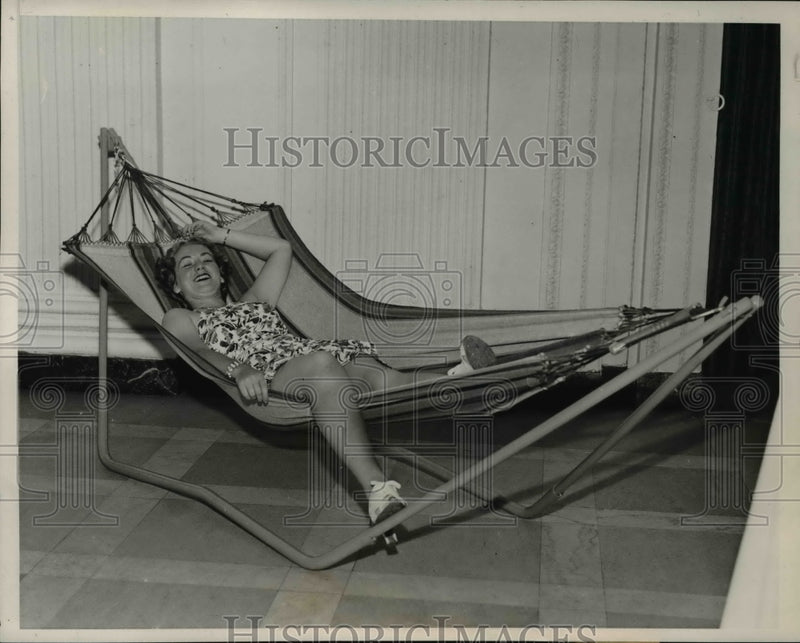 Load image into Gallery viewer, 1938 Press Photo Persis Jane Peeple enjoy new Vagabond Hammock at exposition
