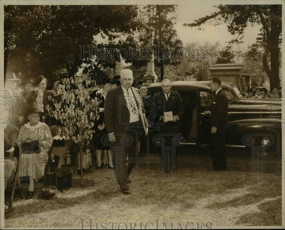 1944 Press Photo (L-R) John Crider, George Goodman carrying urn and Duke Morgan