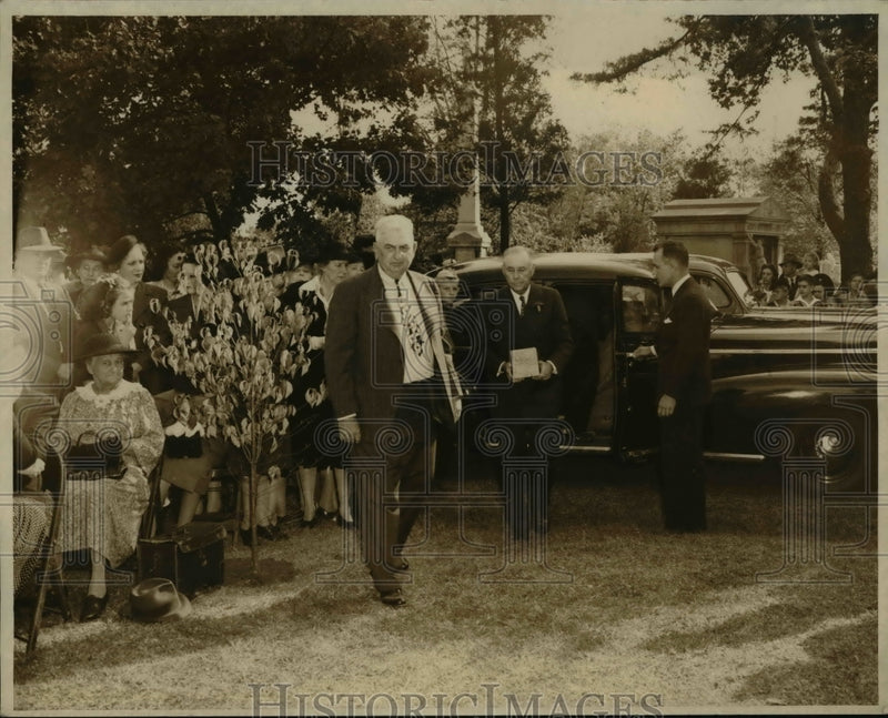 Load image into Gallery viewer, 1944 Press Photo (L-R) John Crider, George Goodman carrying urn and Duke Morgan
