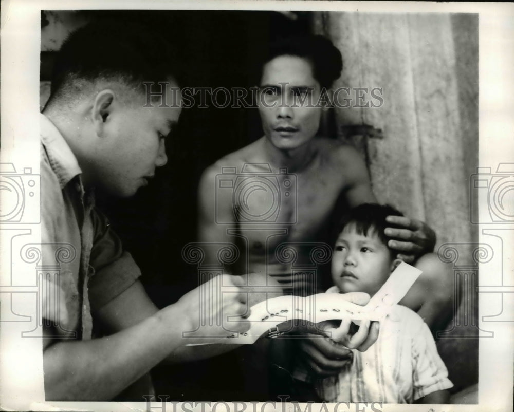 1970 Press Photo Malaysian father learn to administer Malaria medicine to his
