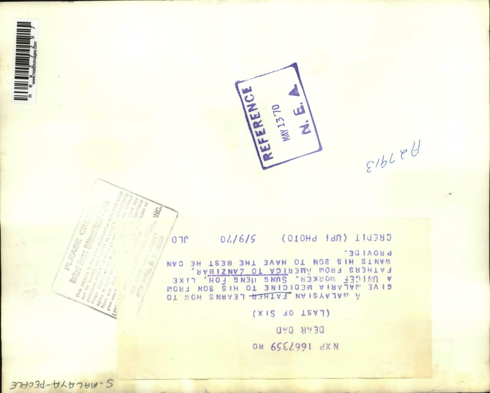 1970 Press Photo Malaysian father learn to administer Malaria medicine to his