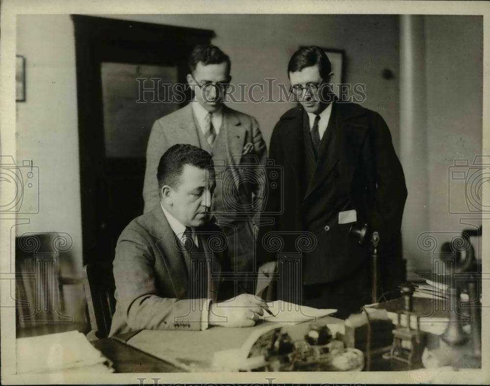1928 Press Photo William Blake Questioning Isadore Green and Arthur Williams