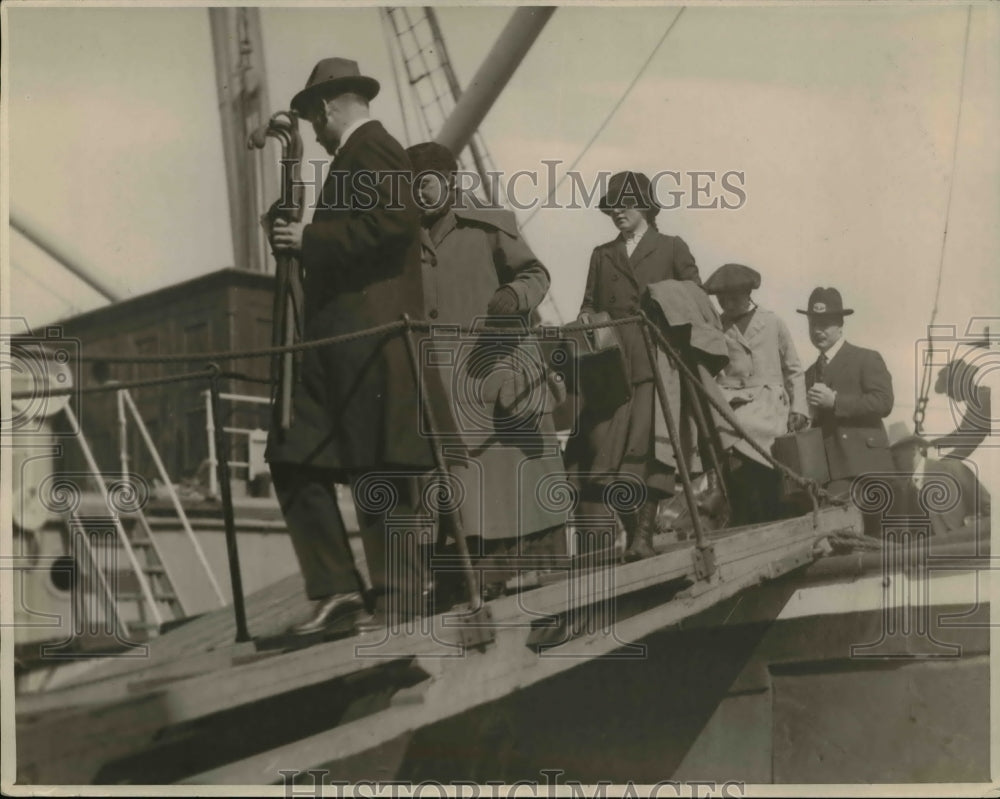 1922 Press Photo Baron & Baroness Maydell on tour of Orient