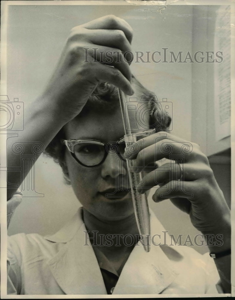 Load image into Gallery viewer, 1963 Press Photo Laboratory Technician Mrs. Sharon Giese extracts cultured human
