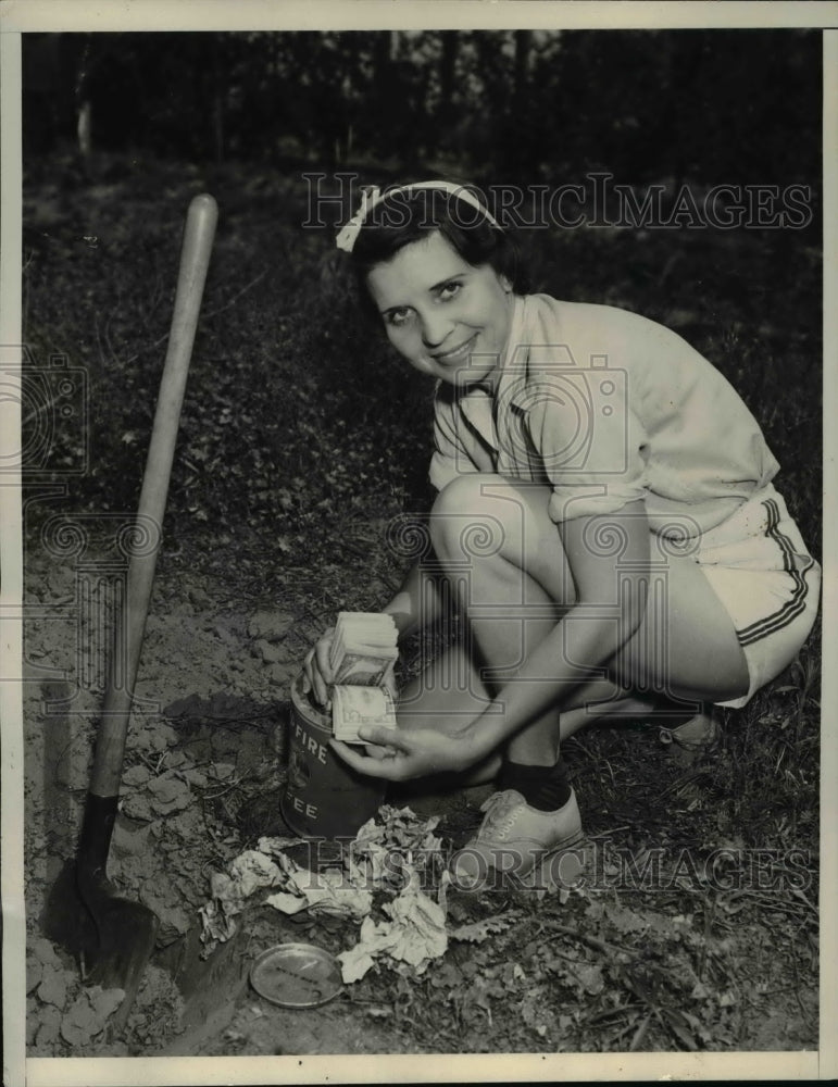 1937 Press Photo Mrs. Mary Green with loot she discovered while digging for leaf