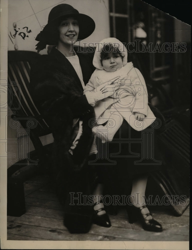1922 Press Photo Mrs. Robert Goelet and son, Robert Jr., arrive in England.