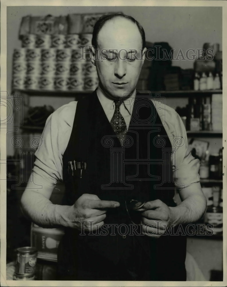 1930 Press Photo Harry Goldstine, Deputy Marshal Saved by Watch From Bullet