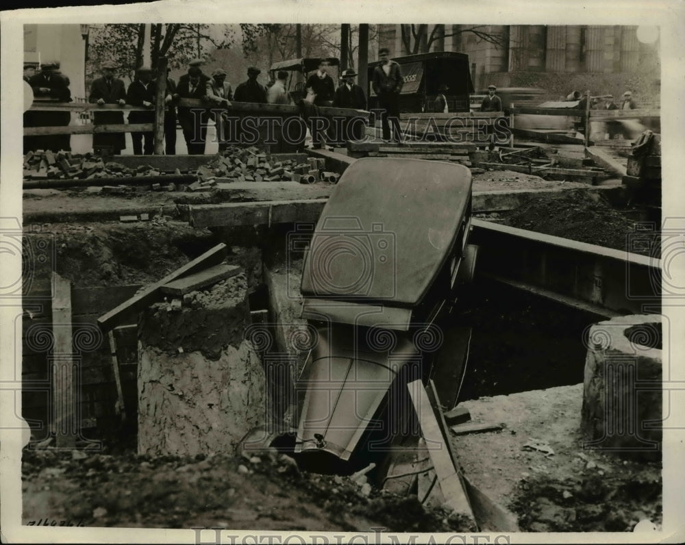 1931 Press Photo Four hurt in auto excavation plunge in Philadelphia,