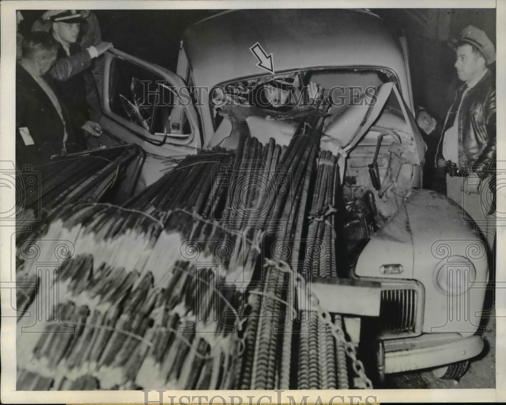 1944 Press Photo Robert Crossman directs own rescue in automobile accident in