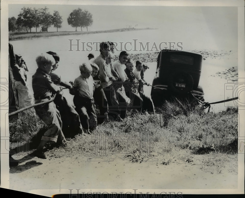 1937 Press Photo Boys of the neighborhood rallied to the aid of K.C. Rouse in