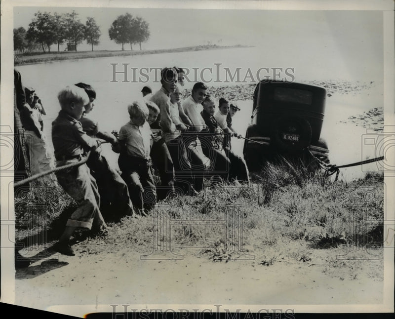 Load image into Gallery viewer, 1937 Press Photo Boys of the neighborhood rallied to the aid of K.C. Rouse in
