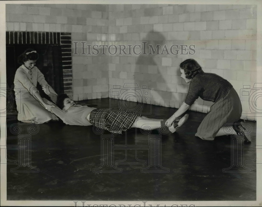 1939 Press Photo Dolly Podolsky, left, and Mary Kahl, right help Gertrude Plumer