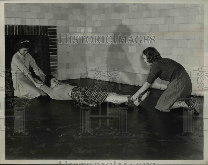 Load image into Gallery viewer, 1939 Press Photo Dolly Podolsky, left, and Mary Kahl, right help Gertrude Plumer
