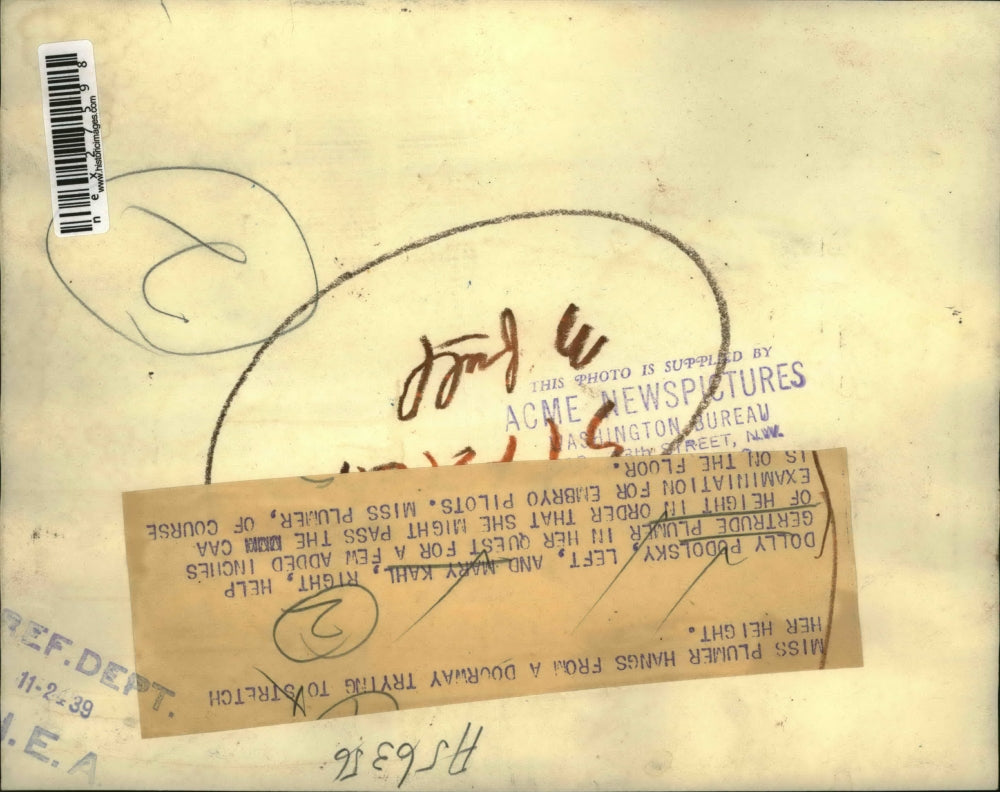 1939 Press Photo Dolly Podolsky, left, and Mary Kahl, right help Gertrude Plumer