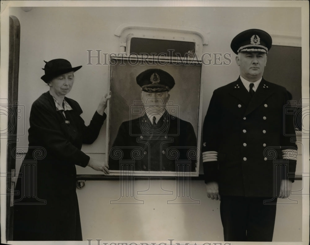 1936 Press Photo Marie Plautz von Ploetzenpach, portrait painter, pictured with