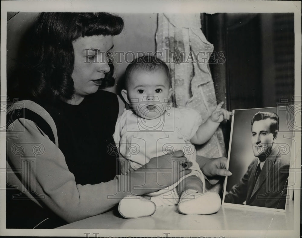 1946 Press Photo Mrs. Gloria Paschon and her daughter, Elaine, look at picture