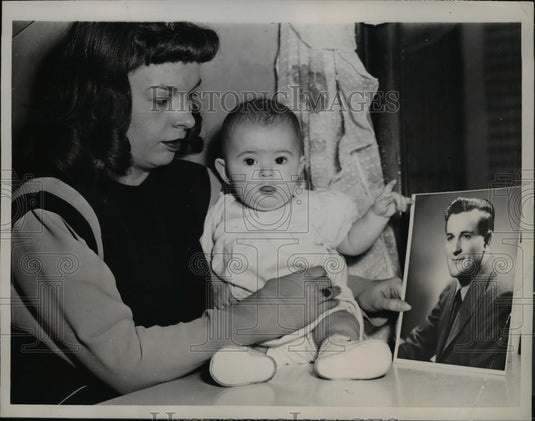 1946 Press Photo Mrs. Gloria Paschon and her daughter, Elaine, look at picture