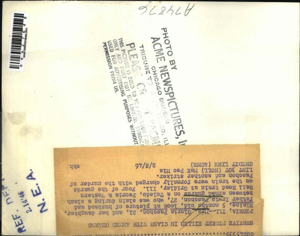 1946 Press Photo Mrs. Gloria Paschon and her daughter, Elaine, look at picture