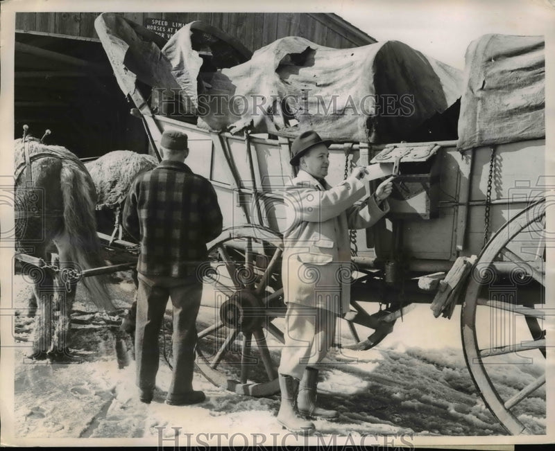 Load image into Gallery viewer, 1956 Press Photo Sterling D. Emerson Mailing Using Conestoga Wagon Letter Box
