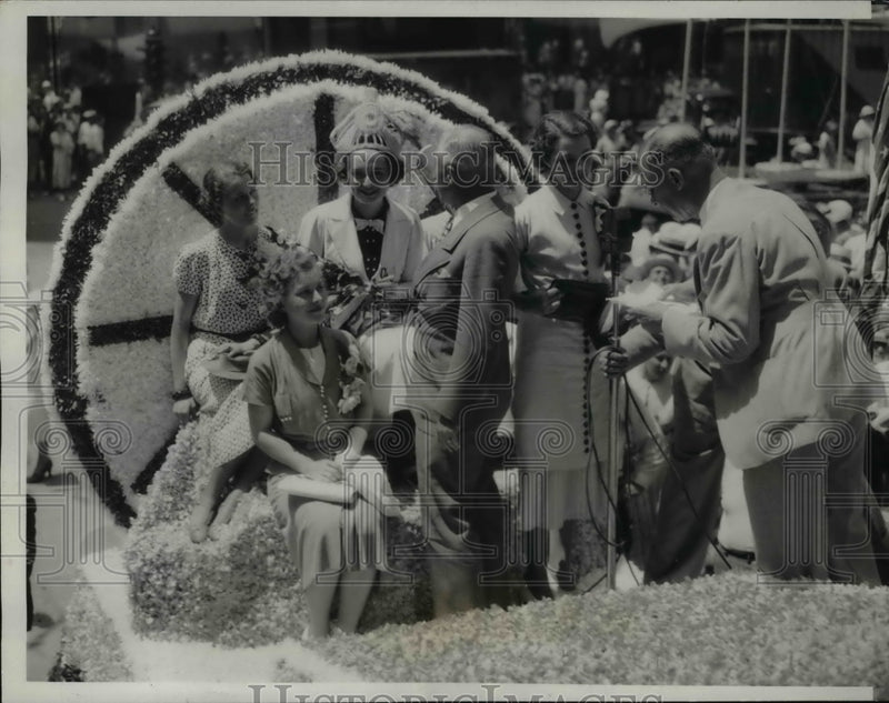 Load image into Gallery viewer, 1936 Press Photo Marybeth McGurk Crowned Railroad Week Queen, Chicago

