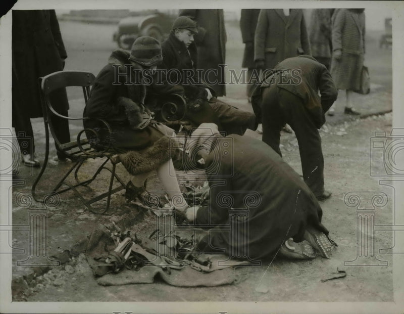Load image into Gallery viewer, 1927 Press Photo Young enthusiast having their skates fixed at Hampstead Heath
