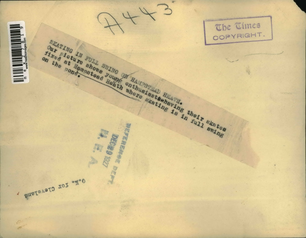 1927 Press Photo Young enthusiast having their skates fixed at Hampstead Heath