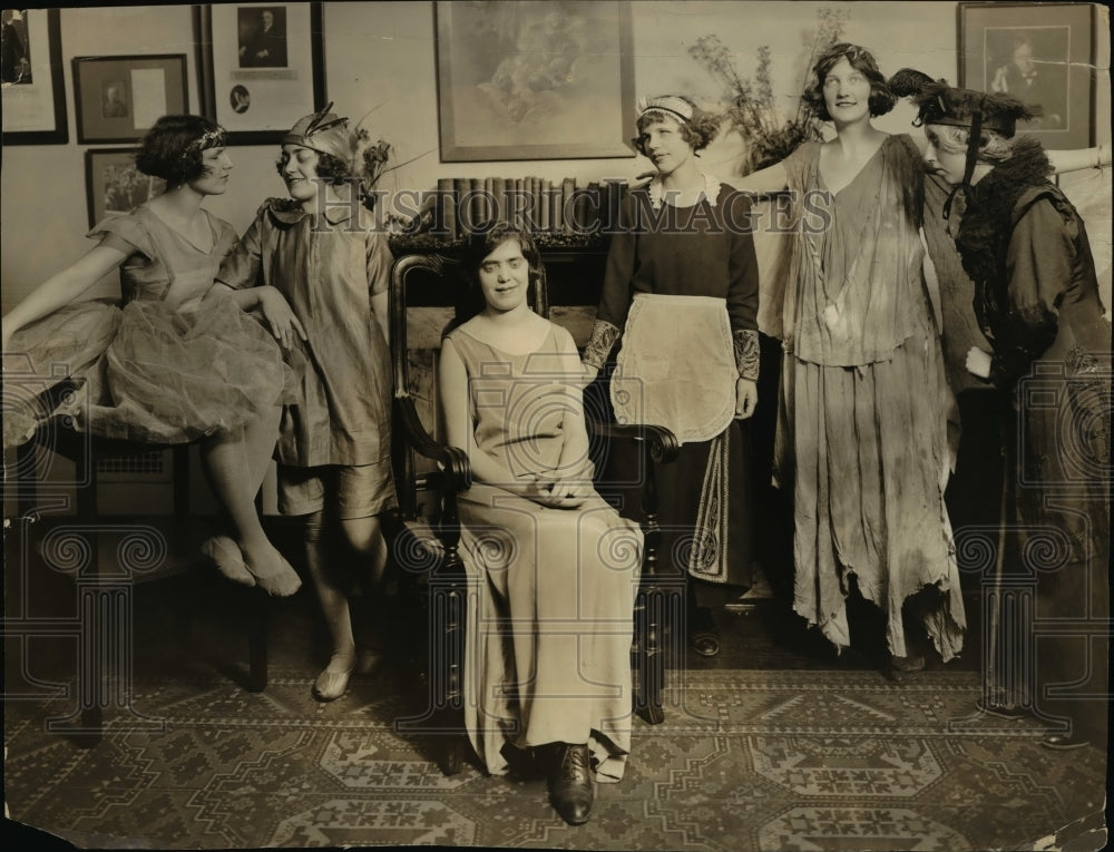 1921 Press Photo Prominent Society ladies preparing a play