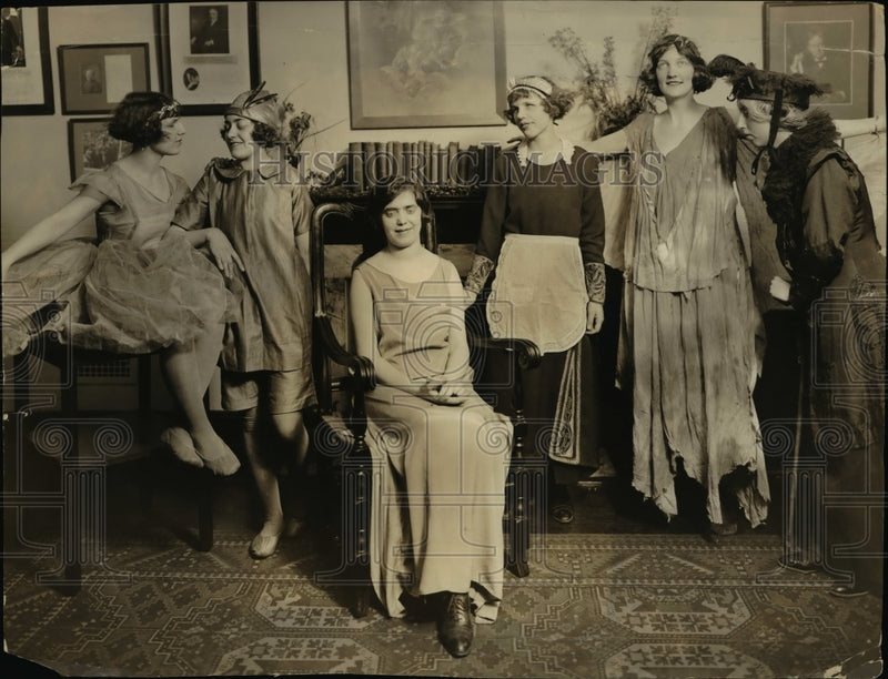 Load image into Gallery viewer, 1921 Press Photo Prominent Society ladies preparing a play
