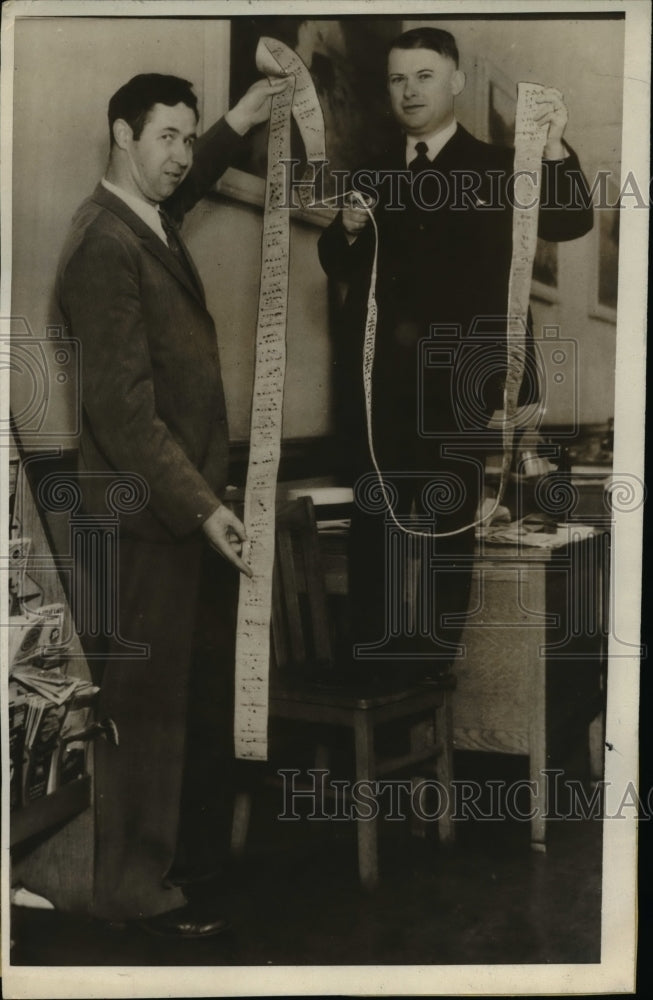 1932 Press Photo L-R Napier Tooker and Dr. J. C. Elder held the five-yard ticket