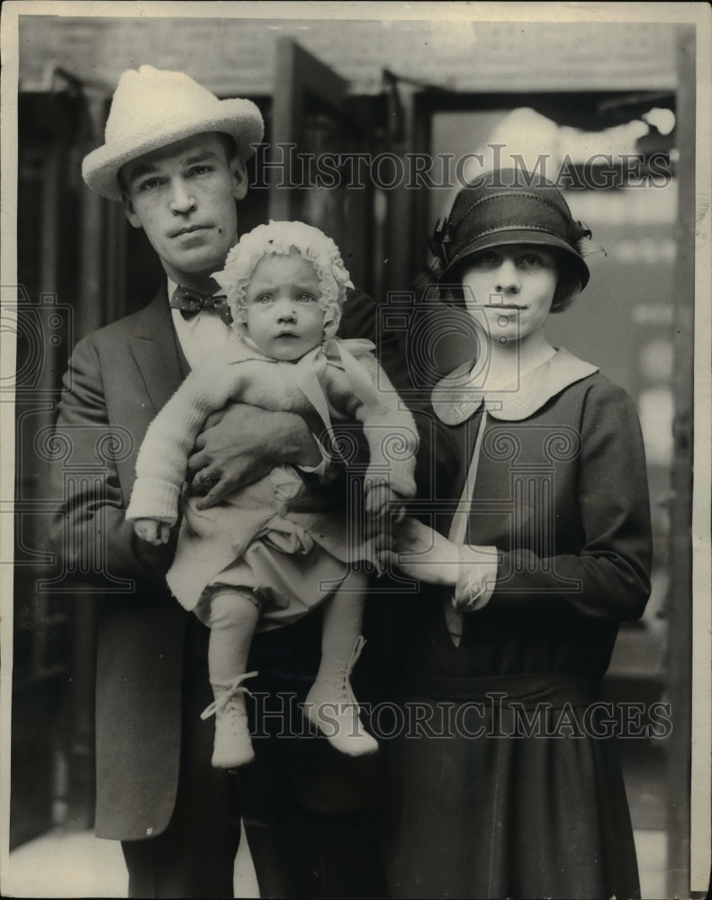 1923 Press Photo Japanese earthquake survivors, Mr & Mrs Wayne Pierson & son