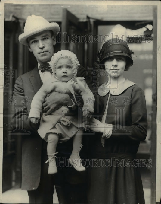1923 Press Photo Japanese earthquake survivors, Mr & Mrs Wayne Pierson & son