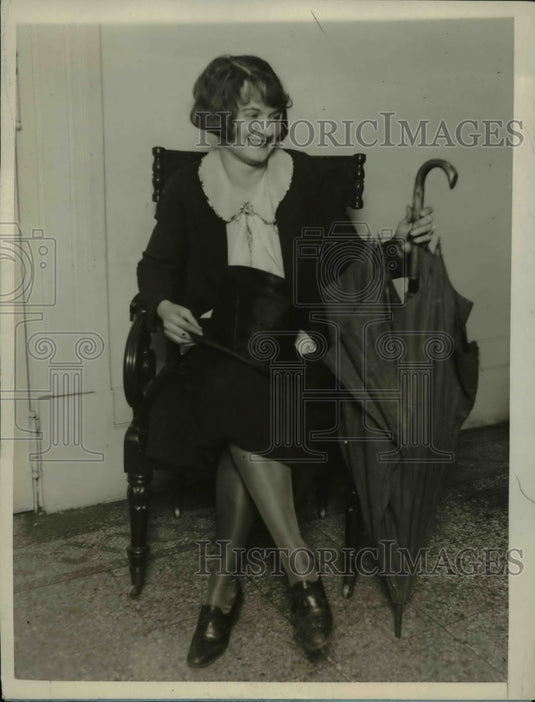 1927 Press Photo Marion Pleak Chicago Historical Society, display umbrella and