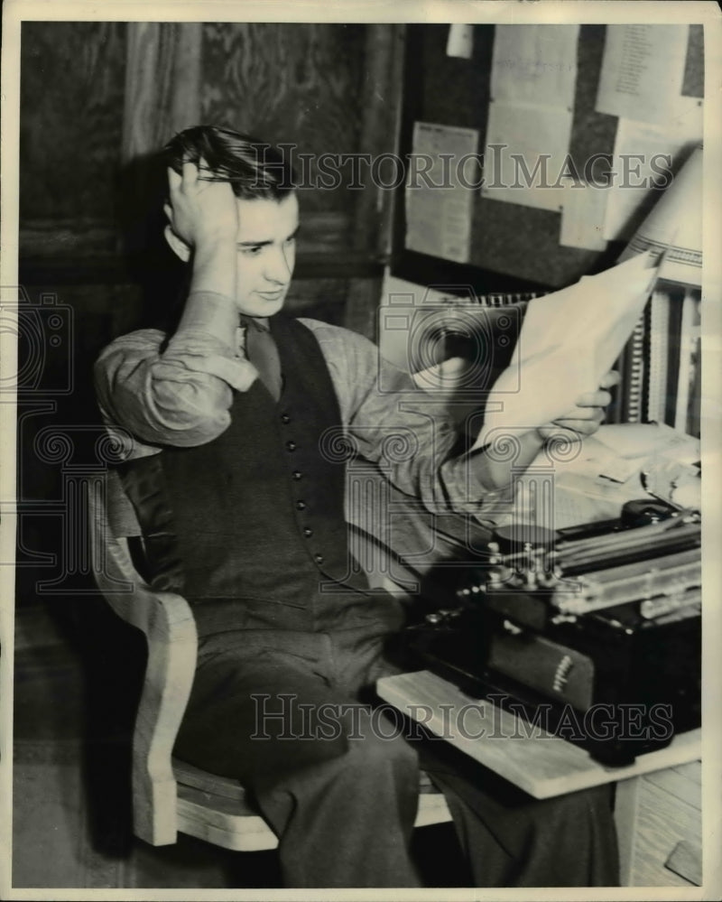 Load image into Gallery viewer, 1939 Press Photo Kent Ohio John W Watts journalism jr at Kent State Univ
