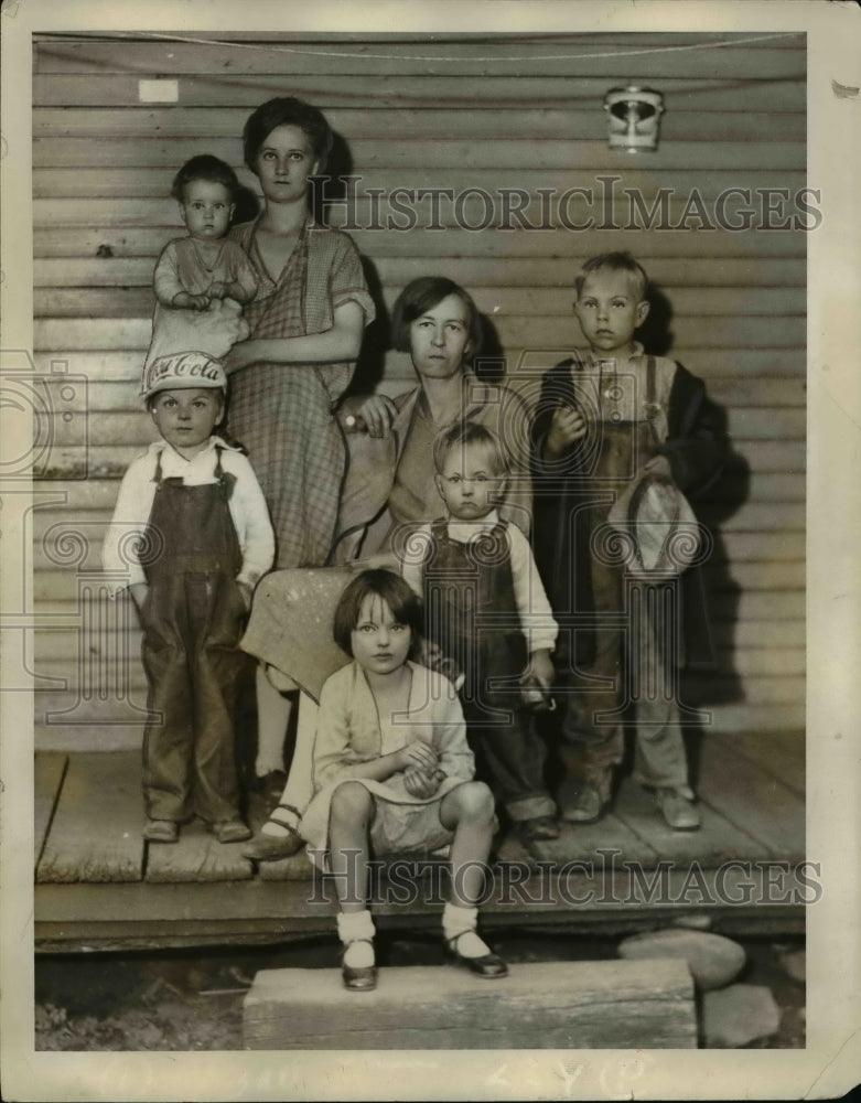 Load image into Gallery viewer, 1931 Press Photo Elsie Wilson holding Charles, pictured l to r: Gilbert Turpin,
