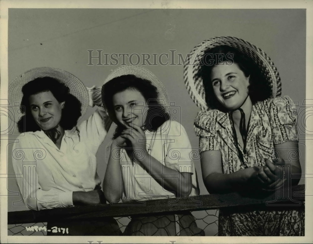 1942 Press Photo Celeine Helene & Roberte Perry workwomen at ammunition plant