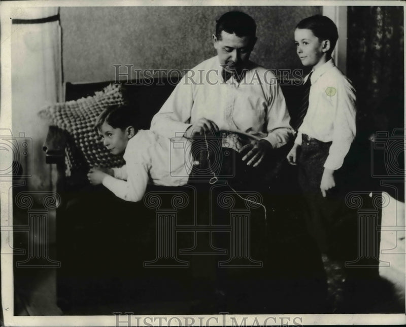 Load image into Gallery viewer, 1933 Press Photo Lionel Gaucher with Harold(left) &amp; Raymond
