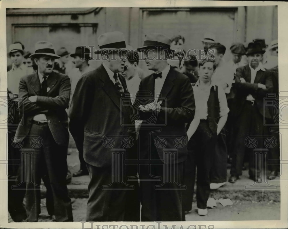 1937 Press Photo Gen Mgr CR Elliott, Sheriff MJ Boyle & pickets Bethlehem Steel