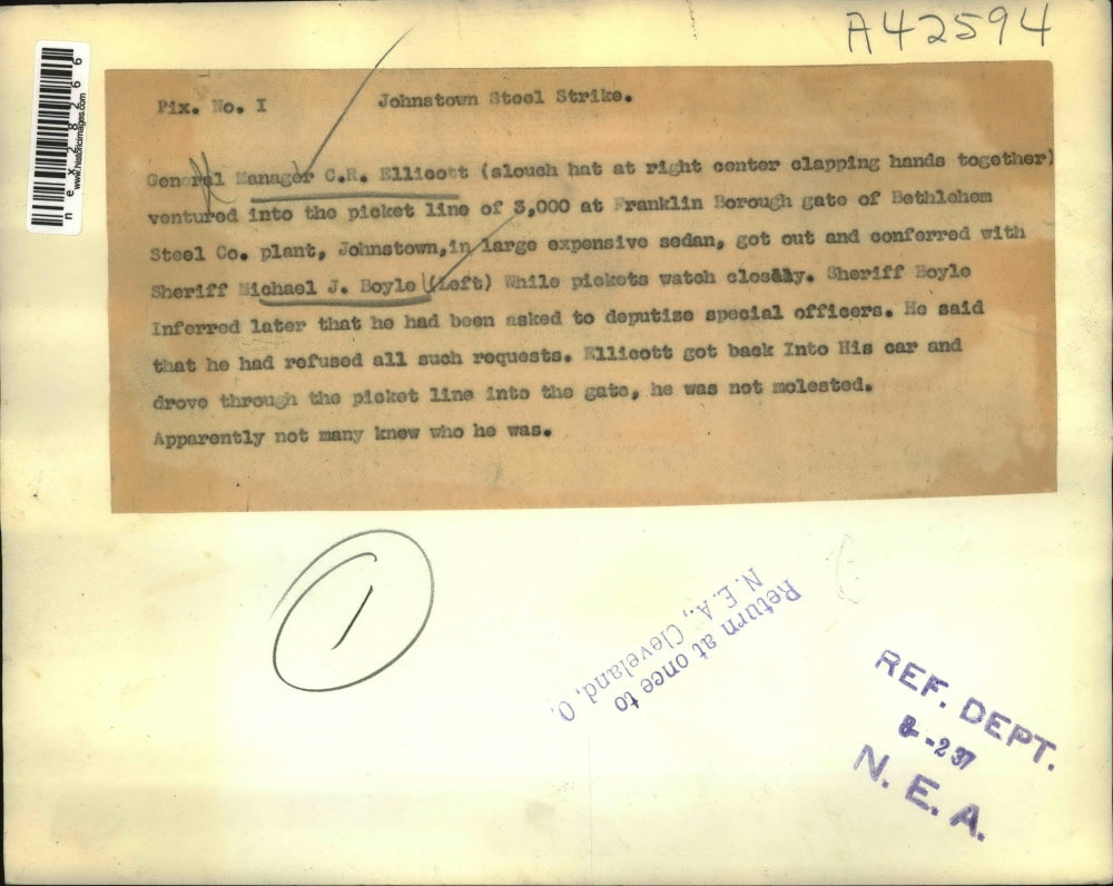 1937 Press Photo Gen Mgr CR Elliott, Sheriff MJ Boyle & pickets Bethlehem Steel