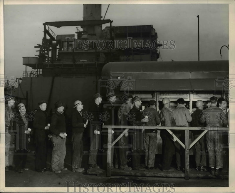 Load image into Gallery viewer, 1945 Press Photo The Chowmobile restaurant at Todd Shipyards to feed workers
