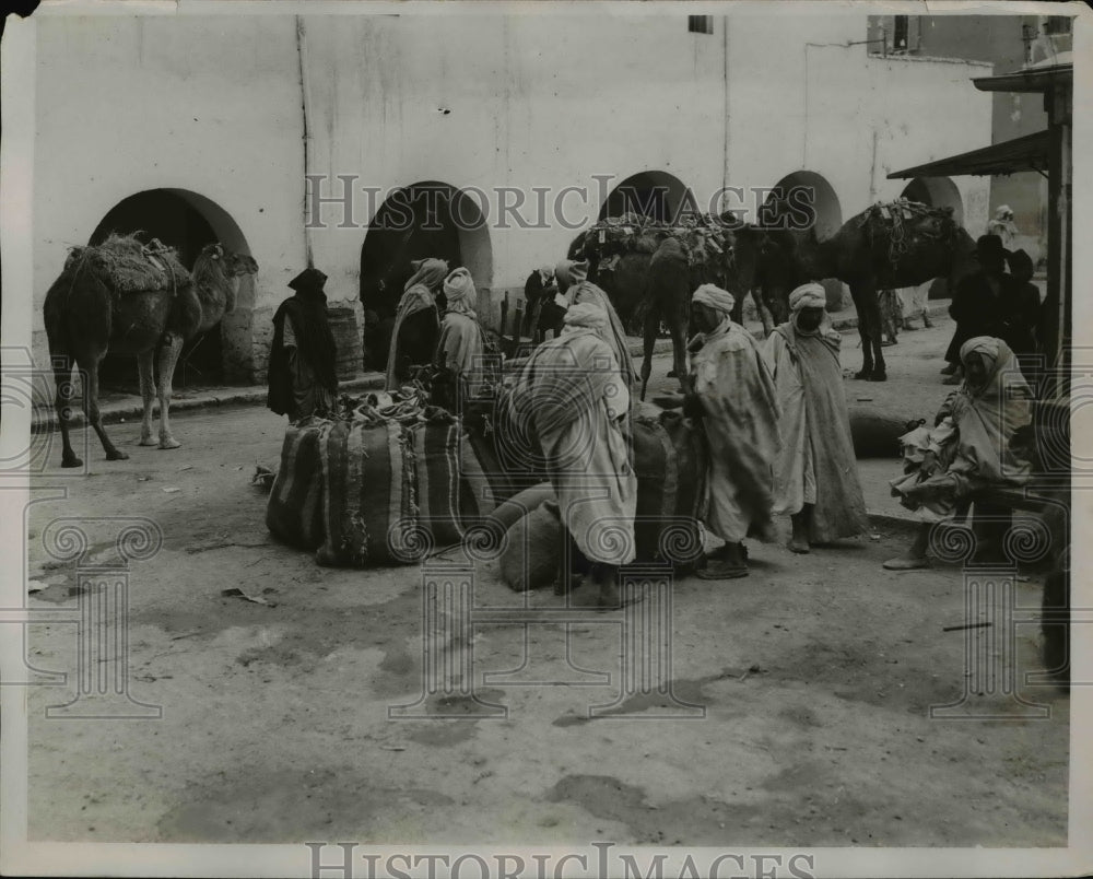 1929 Press Photo Native types in Biskra, North Africa.- Historic Images