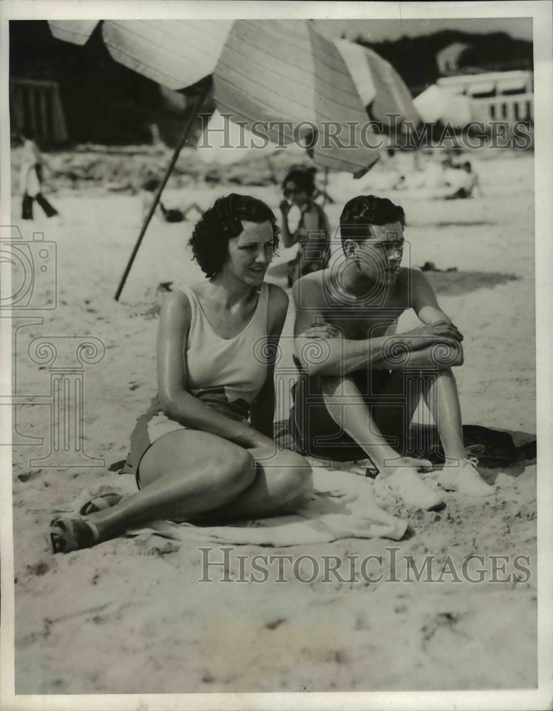 1933 Press Photo Mr. and Mrs. W. Dunigan pictured on sands of the Elbow Beach