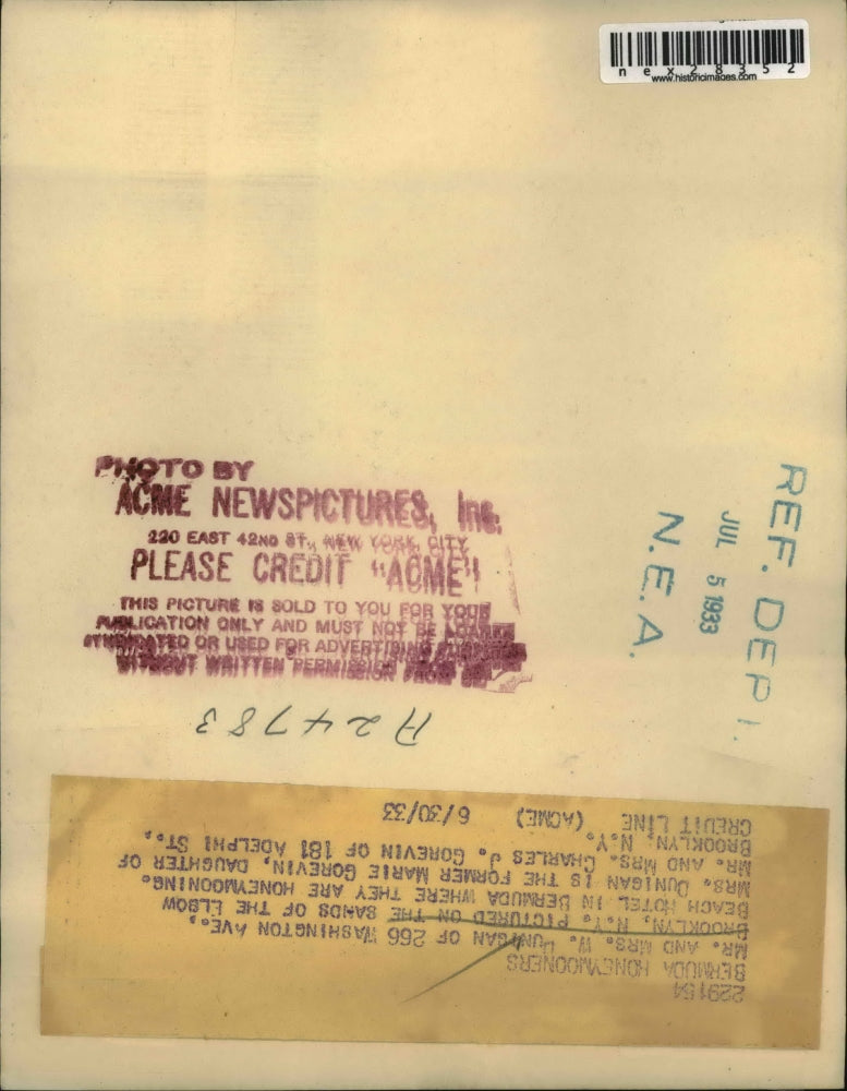 1933 Press Photo Mr. and Mrs. W. Dunigan pictured on sands of the Elbow Beach