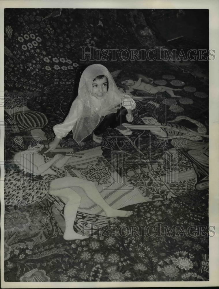 1962 Press Photo Hamburg W Germany Marian age 5 on a carpet at display