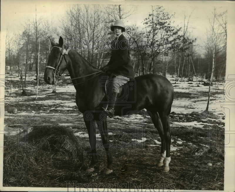 Load image into Gallery viewer, 1928 Press Photo Montclair NJ Riding Club Betty Love on Sensation 1st prize
