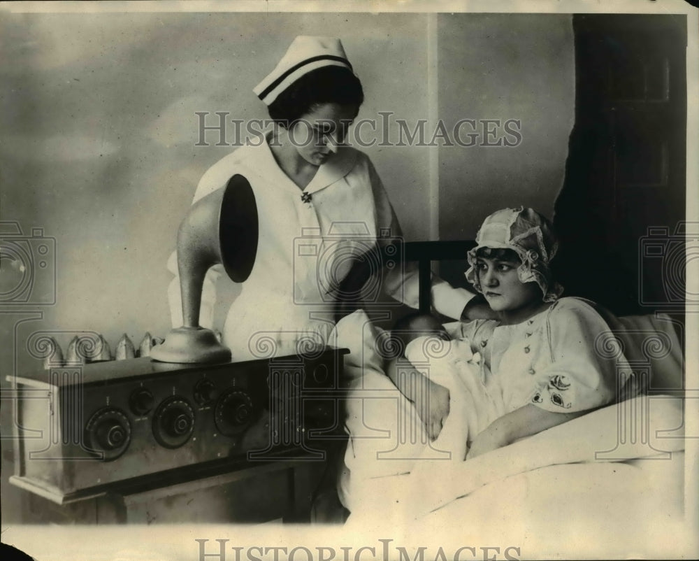 1923 Press Photo Peruvian Mrs Angelica Posth & baby in Chicago hospital