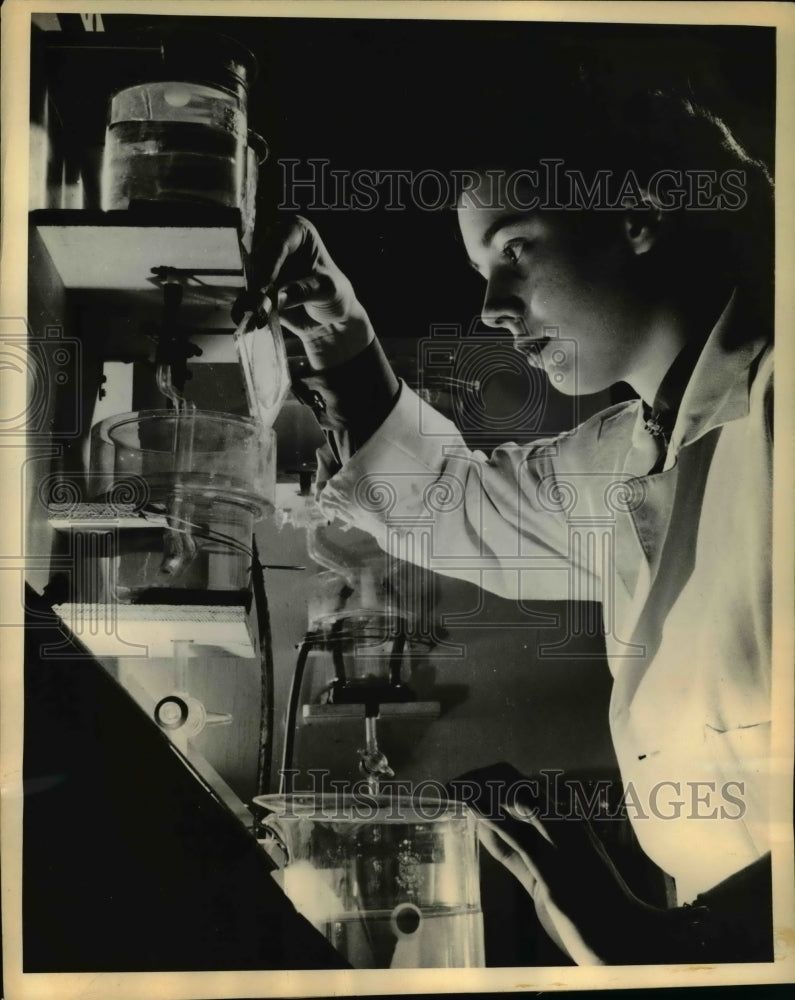 Load image into Gallery viewer, 1958 Press Photo Dorothy Strickler, technician at the Westinghouse Lab
