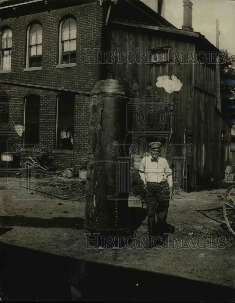 1920 Press Photo BobbyLeache & a huge barrell