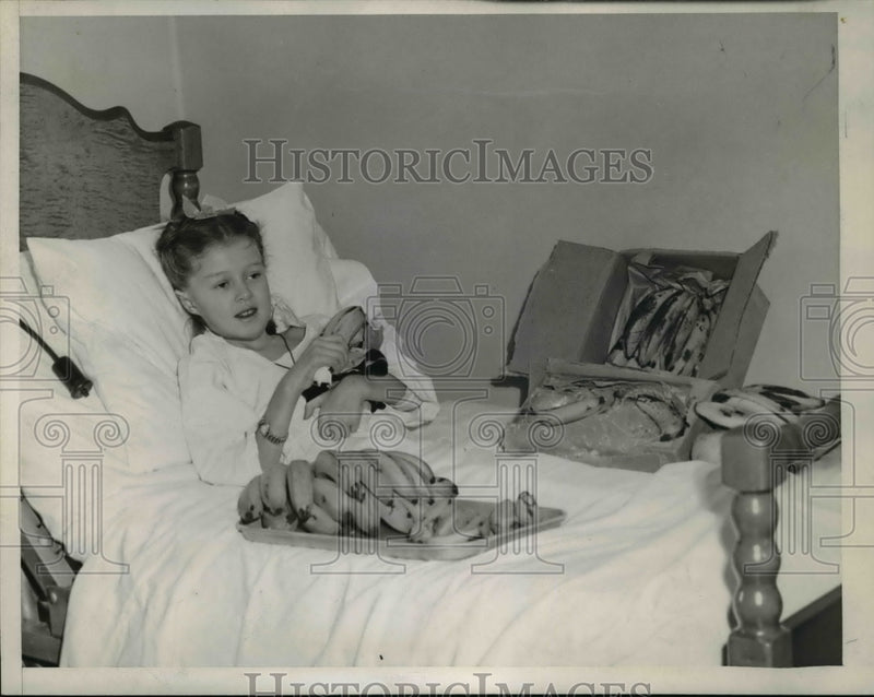 Load image into Gallery viewer, 1945 Press Photo Fairmont W Va Myrna Tawney leukemia victim age 9
