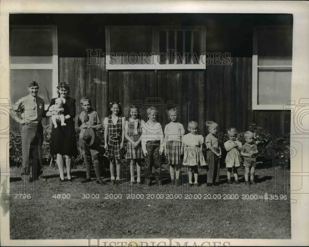 1946 Press Photo Hamilton Field Calif ex S/Sgt James Triplett with wife & 7 kids
